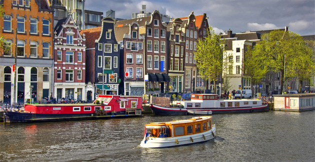 Estrechas casas a orillas de un canal en Ámsterdam