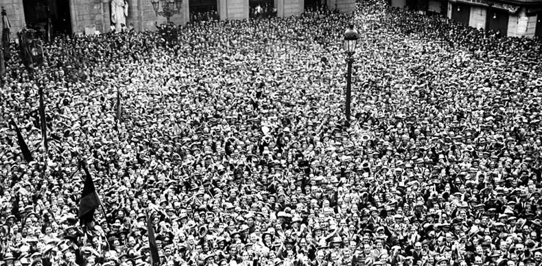 Aglomeración de personas en la plaza Sant Jaume de Barcelona el 14 de abril 1931.