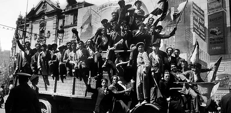 Vizcaya: Manifestantes republicanos muestran su alegría en la calle de Alcalá por la victoria de sus candidaturas en las elecciones municipales.14 abril 1931.