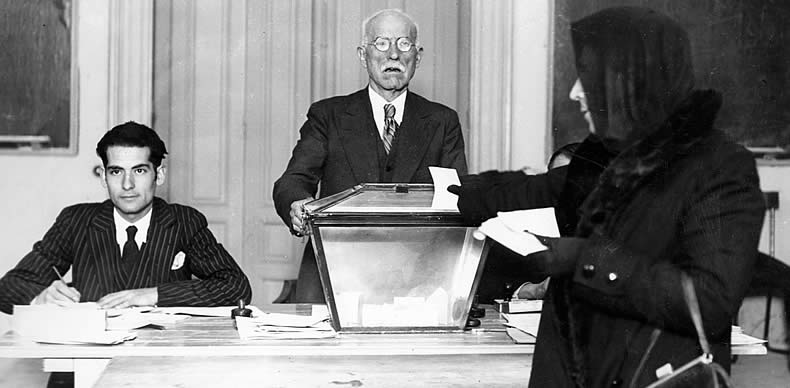 Una mujer deposita su voto en las elecciones del 12 de abril de 1931.