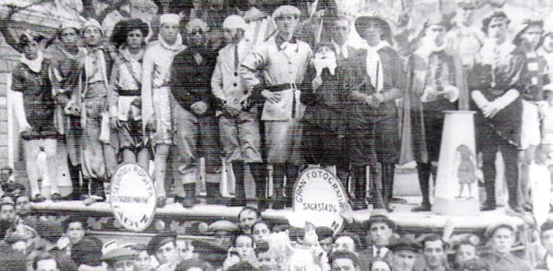 Las comparsas, coros y chirigotas de los carnavales de Cádiz eran otro espacio de crítica durante la II República. En la imagen, el coro de Los Cuentos de Calleja en 1935.